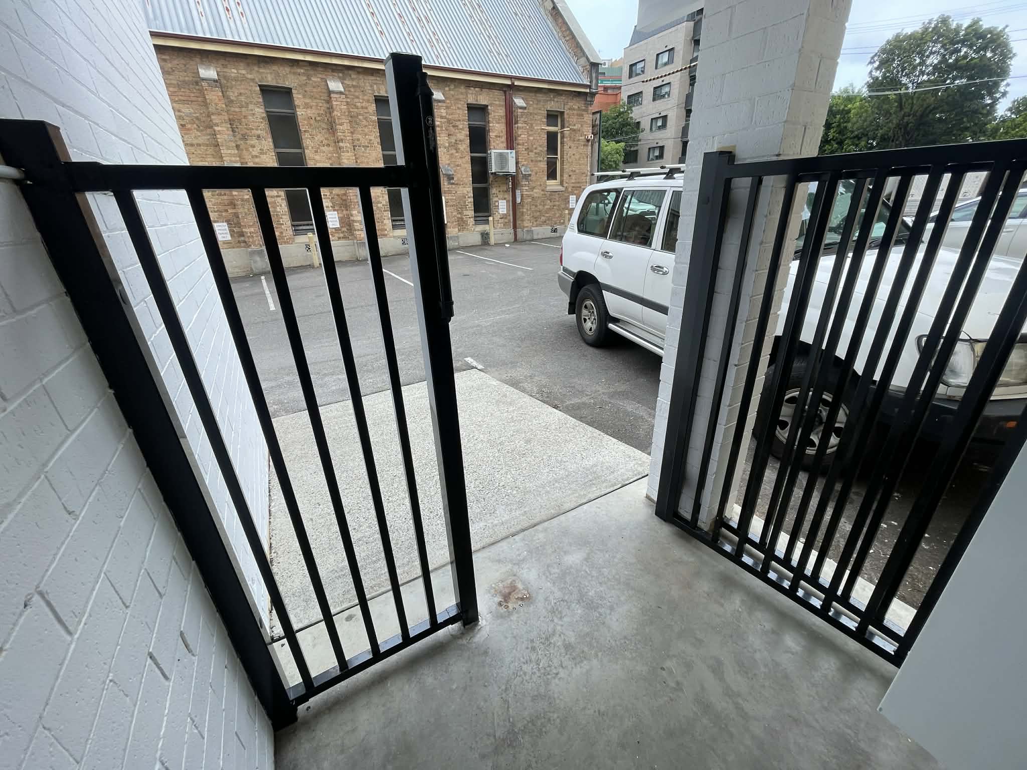 Flat top pool fence