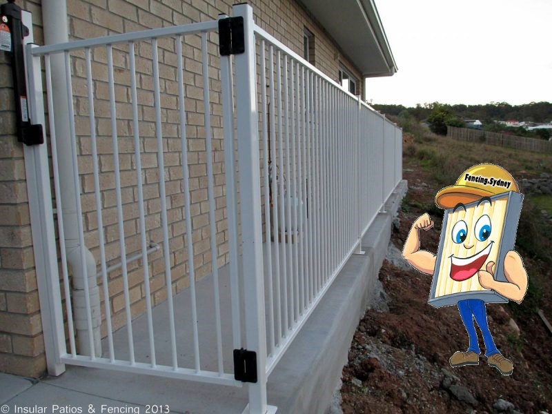 Flat top aluminium pool fence