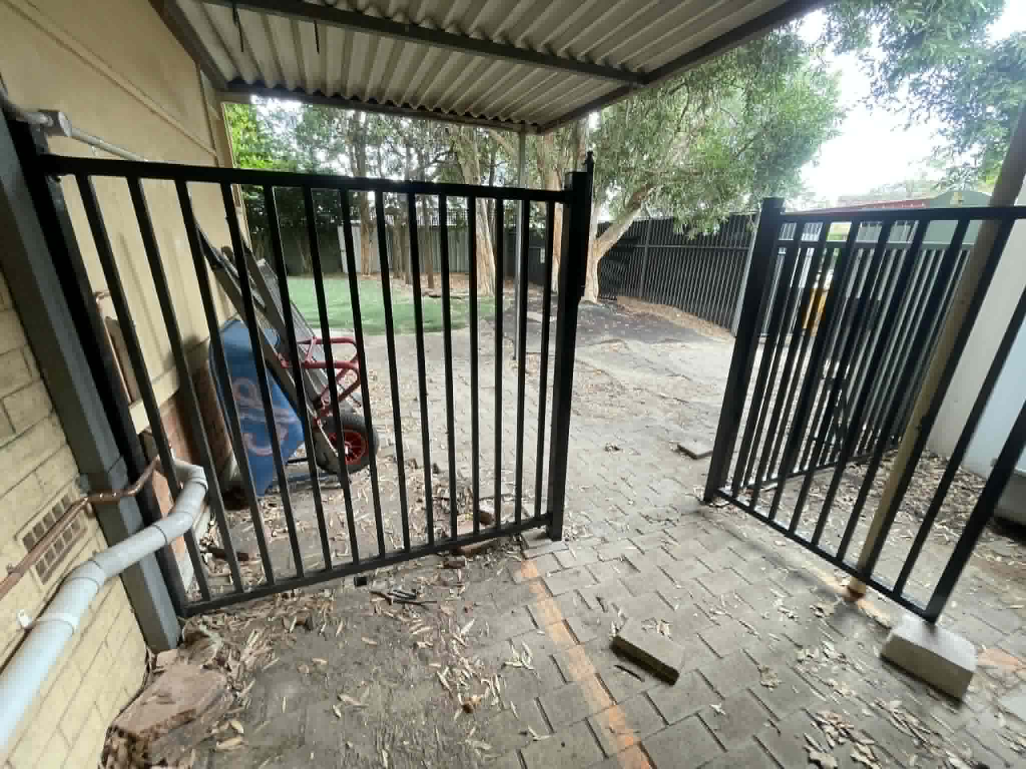 Flat top pool fence