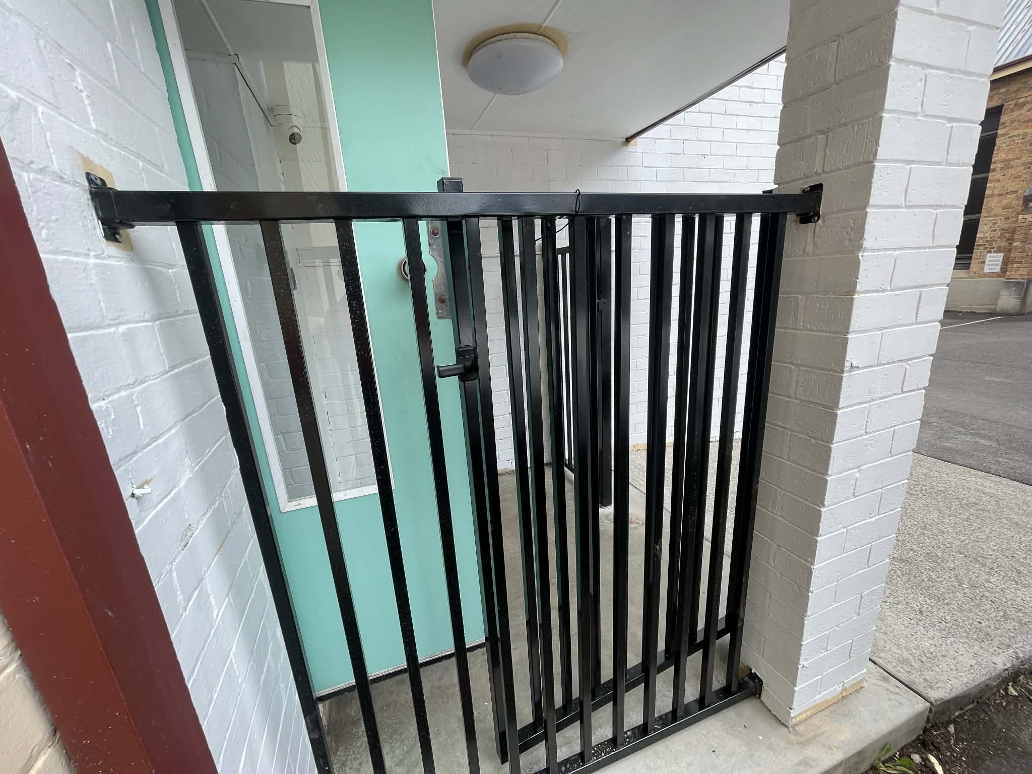 Flat top pool fence